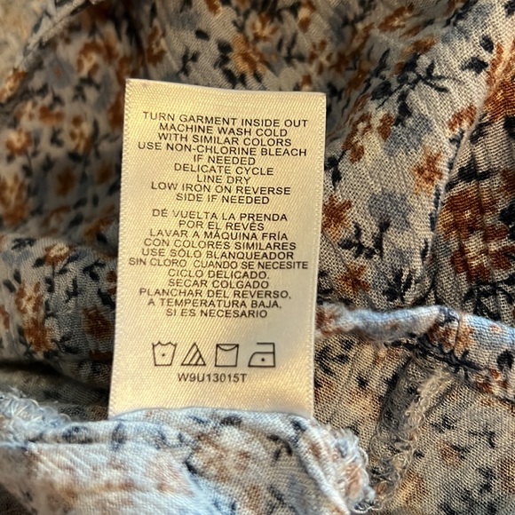 Women’s size small casual - Picture 9 of 9